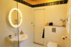 ruime badkamer van tweepersoons accommodatie in Zuid Frankrijk