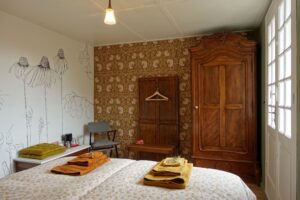 sfeervolle gastenkamer met antiek meubilair en botanische muurschildering