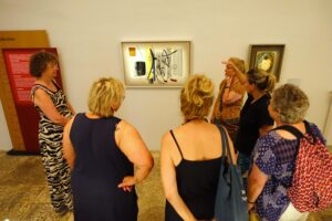 met een groep een schilderij bekijken in abstracte kunst museum