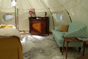 comfortabele inrichting van de glamping tent bij La Forêt Souriante in Najac