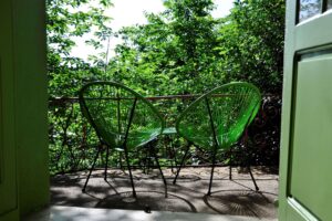 Terras midden in de natuur met uitzicht op boomtoppen