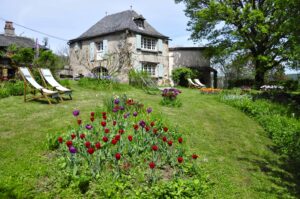 prachtige lentetuin bij sfeervol vakantiehuis in zuid frankrijk