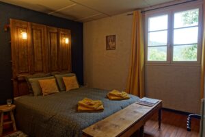 slaapkamer met comfortabel tweepersoonsbed in vakantiehuis in zuid frankrijk