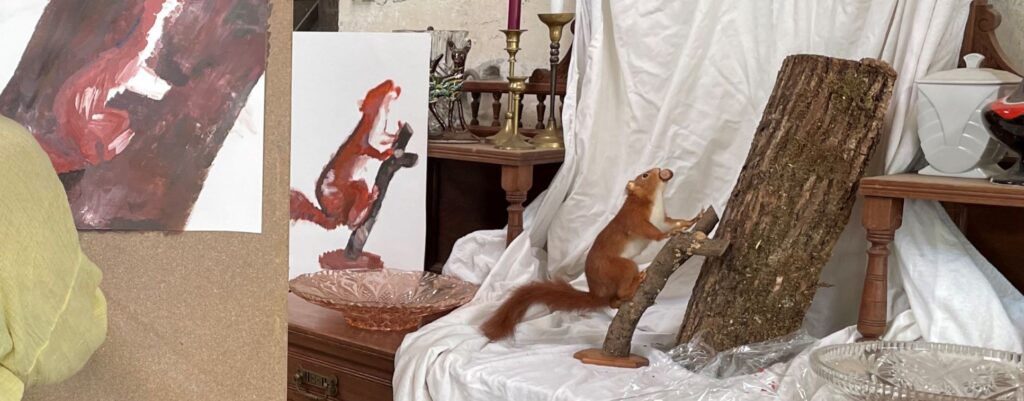 eekhoorn-schilderen-in-het atelier-tijdens-schilderworkshop-in-zuid-frankrijk schilderen met acryl tijdens schildervakantie in Frankrijk
