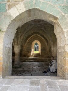 Tekenen-in-museum-tijdens-teken-en-schildervakanties-in-Frankrijk