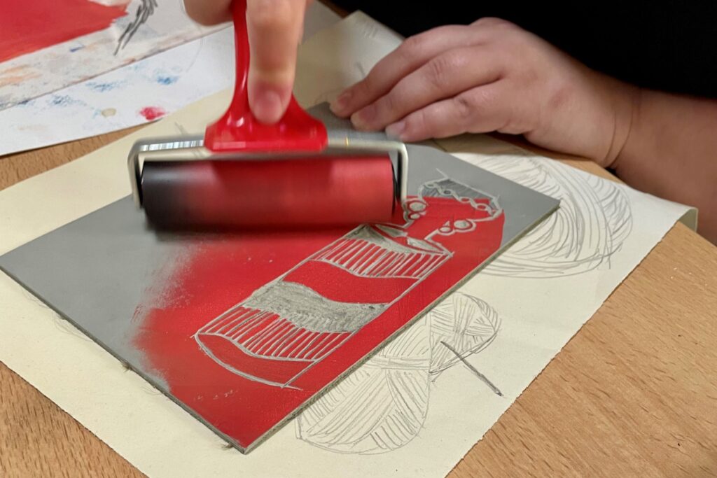 linoleumsnede-rood-maken-tijdens-creatieve-vakantie-in-zuid-frankrijk
