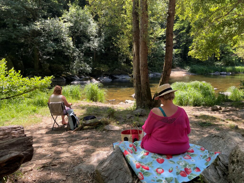 samen-aan-de-rivier-tekenen-tijdens-creatieve-vakantie-in-frankrijk