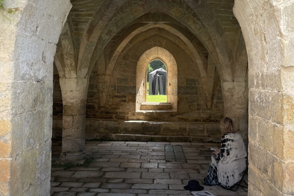 tekenen-in-de-abdij-tijdens-urban-sketching-vakantie-in-frankrijk